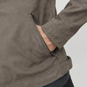 เสื้อแจ็คเก็ตหนังกลับผู้ชาย คอตั้ง โลโก้ด้านหน้า ระบายอากาศได้ดี เป็นมิตรกับสิ่งแวดล้อม สไตล์ลำลอง สำหรับฤดูหนาว เดินทาง ท่องเที่ยว รุ่นใหม่ - Product Image 5