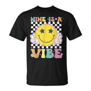 เสื้อยืดลายหน้ายิ้มเก๋ไก๋ Nine Is a Vibe สำหรับเด็กอายุ 9 ขวบ ของที่ระลึกสำหรับงานฉลองวันเกิดครบรอบ 9 ปี - Product Image 2