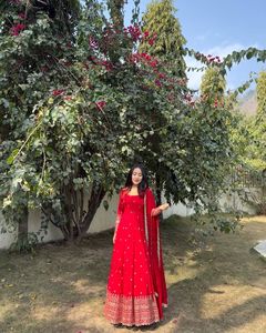 Nueva colección de ropa de fiesta Pure Georgette Secuencia completa y vestido bordado Zari con manga completa y traje de diseñador indio Dupatta - Product Image 2