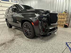 Cadillac Escalade V 2024, sensation de luxe, moteur V8 suralimenté de 6,2 L, 682 chevaux. - Product Image 2