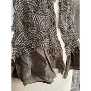 Pañuelo Satinado Khaki Dune 2 con Diseño Bandhani de Mil Puntos, Estampado Personalizado a Mano, Estilo Twill Largo para Primavera, Verano y Otoño - Product Image 5