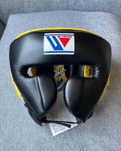 Protège-tête de boxe professionnel personnalisé de haute qualité en cuir véritable, protection de la tête noire avec bordure jaune - Product Image 1