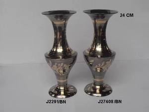 Vase en laiton noir de style traditionnel Accent décoratif vintage parfait pour les intérieurs de maison modernes et classiques - Product Image 4