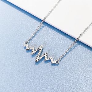 Collar de estilo único de diamante de corte redondo para mujer - Product Image 1