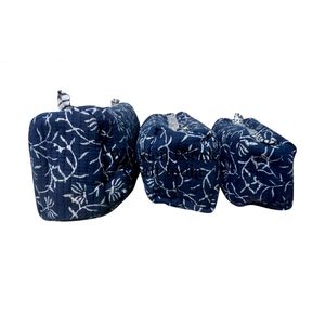 Nuevo y Elegante Juego de 3 Bolsas de Aseo de Tela Acolchada con Estampado Floral Azul, Organizador de Viaje Portátil y Duradero, Estuches para Cosméticos - Product Image 2