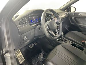 2022 V-o-l-k-s-w-a-g-e-n T-i-g-u-a-n SE R-Line Negro FWD con bajo kilometraje y precio asequible en stock listo para el envío - Product Image 5