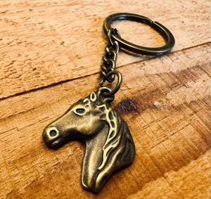 Porte-clés en bois de qualité supérieure avec accents métalliques dorés, élégant porte-clés - Product Image 4