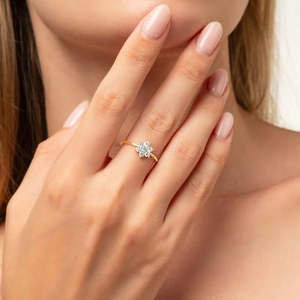 Anillo de compromiso sencillo chapado en oro y oro rosa de 18 quilates con diseño de girasol de Hallmark Trendy, con incrustaciones de plata en forma de número. - Product Image 2