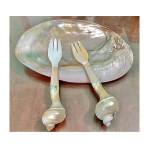 Plato y cuchara redondos de nácar, plato versátil para cenar y decorar. Cuchara de nácar para una experiencia gastronómica de lujo. - Product Image 3