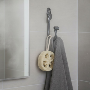 Crochet mural en fer robuste et personnalisé |   Crochet mural décoratif finition polie pour vêtements, serviettes et sacs - Product Image 2