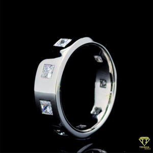 Anillo de moissanita de lujo con brillo de corte princesa helado y hecho para momentos de boda inolvidables. - Product Image 2