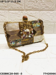 Epitome of Elegance Pochette de soirée de créateur artisanale avec pierres de cristal Laiton et nacre Luxueux Exquis - Product Image 3