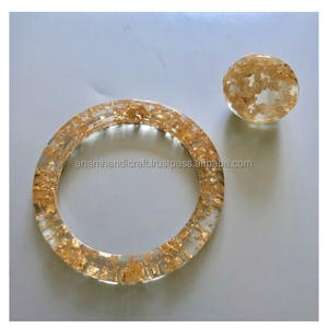 Juego de gemelos y brazaletes de resina de estilo Vintage personalizados hechos a mano para mujeres altamente pulidos DE LA India - Product Image 1