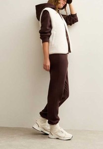 เสื้อฮู้ดผู้ชายปักลายเก๋ไก๋สำหรับฤดูใบไม้ร่วง ผ้าฟลีซน้ำหนักเบา ปรับฮู้ดได้ด้วยเชือกผูก ผลิตจากผ้าฝ้าย 100% เพื่อความสบายในทุกๆ วัน - Product Image 6