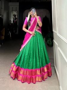 Costume traditionnel indien Banarsi Lehnga Choli pour adultes Collection de fêtes de mariage d'hiver de Vesta pour femmes - Product Image 3