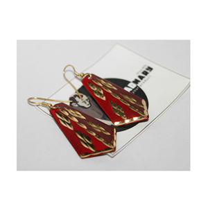 Pendiente de latón rojo con diseño tallado en oro de Tradnary - Product Image 1