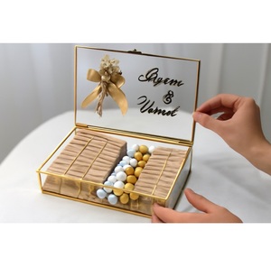 Joyero de cristal con acabado artesanal dorado, diseñado para complementar las colecciones de joyas Premium con elegancia y estilo. - Product Image 1