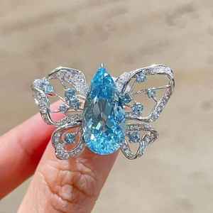 Belle bague papillon moderne avec aigue-marine taillée en poire 9ct et zircon blanc Design élégant de bijoux fins - Product Image 1