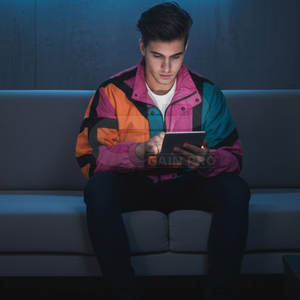 Chaqueta Color Block Chaos Estilo Urbano de los 90 con Diseño de Patrones Atrevidos para Moda Casual y Urbana - Product Image 4