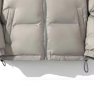 เสื้อแจ็คเก็ตพัฟเฟอร์แบบกำหนดเองสำหรับฤดูหนาว พร้อมปกคอตั้ง มีฮู้ด กันน้ำและกันลม พร้อมโลโก้ด้านหน้า - Product Image 5