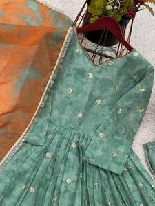 Robe de soirée traditionnelle Anarkali de créateur longue avec Dupatta entièrement cousue de haute qualité pour les fêtes à des prix abordables - Product Image 6