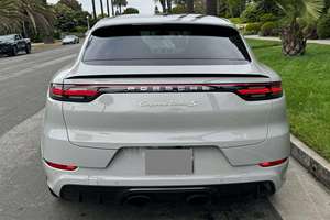 Cayenne Turbo Coupé AWD 2024, Bajo Kilometraje, Transmisión Automática, Volante a la Izquierda, Color Oscuro, Asientos de Cuero, Techo de Aleación de Aluminio - Product Image 3