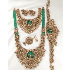 Ensemble de bijoux antiques de haute qualité en plaqué or avec boucles d'oreilles et Tikka pour mariage et festival pour femmes - Product Image 1