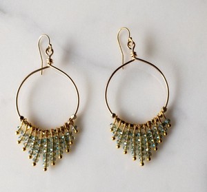 Boucles d'oreilles créoles tendance de luxe, de qualité supérieure, perlées d'or, faites à la main, en or rempli 14 carats avec perles Heishi, petites boucles d'oreilles à pompons perlés bleuâtres - Product Image 1