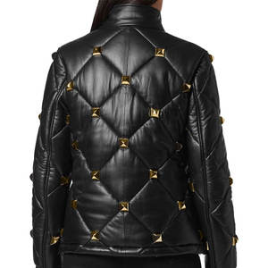 Blouson matelassé en cuir noir pour femmes, nouveau design élégant avec clous et diamants, veste chaude pour femmes, tendance de la mode - Product Image 5