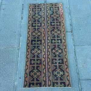 Alfombra Vintage de 1.4x3.3 pies, Alfombra Turca Pequeña, Alfombra de Lana a Cuadros Verde Marrón - Product Image 1