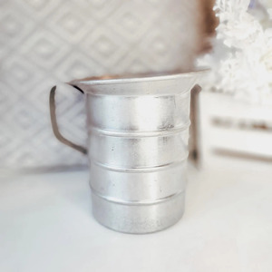 Jarra de Metal rústica hecha a mano, perfecta para decoración del hogar y uso práctico, jarra de Metal de inspiración Vintage, diseño elegante - Product Image 4