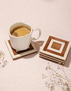 Fabindia Ayaana Ensemble de 4 sous-verres en résine et en bois est un ensemble de sous-verres carrés avec un design géométrique Chaque sous-verre comporte - Product Image 1