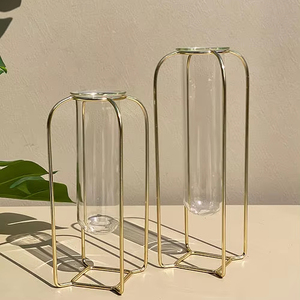 Vases sont conçus pour s'aligner avec les tendances actuelles avec Premium Metal Construction vase fabriqué de haute qualité résistant à la rouille vase - Product Image 1