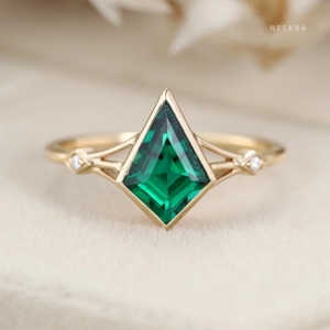 Art Deco Kite Cut Lab Grown Esmeralda Bisel Ajuste Anillo en Plata de Ley 925 Forma de cometa Esmeralda y Moissanite Anillo de compromiso - Product Image 2