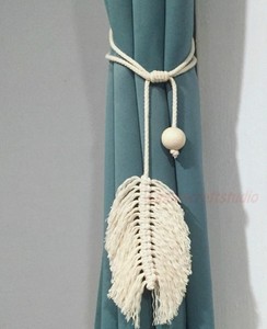 Embrasses de rideaux en macramé et plumes, porte-rideaux nautiques, embrasses de style Boho, embrasses à pompons en plumes - Product Image 1