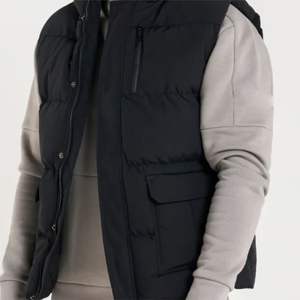 Gilet noir Capuche lourde avec rabat tempête et plusieurs poches pour une chaleur corporelle et un style ultimes - Product Image 6