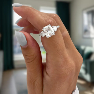 Bague de mariage en diamant de laboratoire de 3,3 carats, forme coussin et ronde, trois pierres, clarté VS, couleur EF, en or 14 carats, bijoux fins - Product Image 2