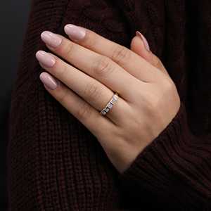 แหวนแต่งงานเพชรทรงเจ้าหญิงเพาะเลี้ยงในห้องปฏิบัติการ ประดับด้วย 5 เม็ด ตัวเรือนเงินสเตอร์ลิงและทอง  ความใสระดับ VS - Product Image 1