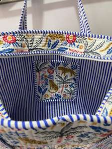 Bolsa de Mano Grande de Algodón Hecha a Mano, Acolchada en Turquesa con Bordado Rojo, Cierre de Cremallera, Moderna para Uso Diario y Viajes - Product Image 6