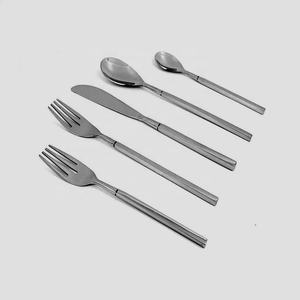 Cubiertos de diseño de acero inoxidable con mango cuadrado largo, juego de cubiertos de diseño económico increíble con mango moderno, venta al por mayor - Product Image 1