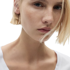 Venta al por mayor de camisetas de las mujeres de moda casual de verano de manga corta de algodón blanco con cuello en V camisetas - Product Image 4