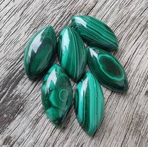 Venta al por mayor, gemas con parte posterior plana de malaquita Natural Certificada por IGI, cabujón en forma de marquesa en color verde, tamaños calibrados, piedras preciosas sueltas - Product Image 6