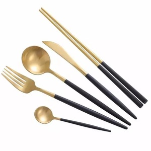 Nouveauté, ensemble de couverts de service moderne et au design moderne, ensemble de 4 cuillères de service décoratives gravées à la main pour la table - Product Image 2