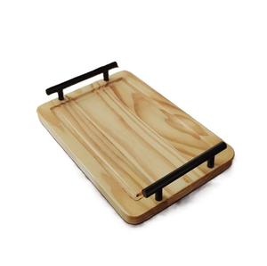 Venta al por mayor de bandeja de servicio de madera con logotipo personalizado hecha a mano con superficie pulida natural y asas de metal fuerte - Product Image 1