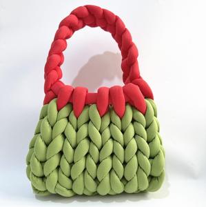 กระเป๋าโท้ทลำลอง Bigknit ผ้าถักบุผ้าฝ้าย ปิดด้วยผ้าคลุม สีลูกกวาดใหม่ งานแฮนด์เมด ทอแบบ DIY หนา ผลิตในไอซ์แลนด์ ไทยแลนด์ สำหรับผู้ชาย - Product Image 3