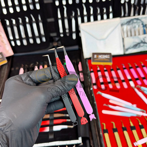 Pinces à cils professionnelles en acier inoxydable pour les artistes des cils, couleur rouge, nouveaux designs de poignées personnalisés, logo personnalisé, pointe à 90 degrés - Product Image 4