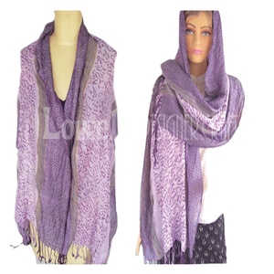 Elegante bufanda de viscosa con estampado animal para mujer – Ligera, suave y transpirable, pañuelo de moda para todas las estaciones, con un elegante diseño de leopardo - Product Image 1