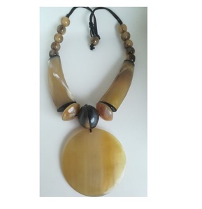 Collier en corne de buffle, design rond, forme de croissant, bijoux fins pour femmes, pendentif pour collier, fait à la main, poli - Product Image 4