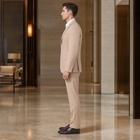 Costume homme beige camel, simple boutonnage, deux boutons, revers cranté, poches à rabat, boutons en corne, costumes d'affaires pour homme, sur mesure MTM