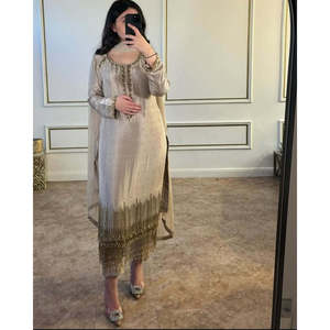 Vestido sencillo de chifón blanco con cuello redondo y pedrería, diseño Salwar Kameez para niñas/mujeres, ideal para la madre de la novia en Pakistán. - Product Image 6